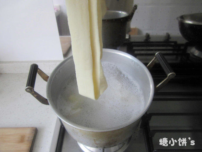 油泼裤带面,坐一锅热水,里面放半茶匙盐,放入面条