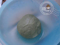 和风菠萝包,揉好的面团放容器中进行基础发酵,至按压不回弹
