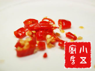 炒薄壳,<a style='color:red;display:inline-block;' href='/shicai/ 37'>姜</a>切成细丝，<a style='color:red;display:inline-block;' href='/shicai/ 2795'>蒜头</a>剁碎，<a style='color:red;display:inline-block;' href='/shicai/ 62'>辣椒</a>切成粒