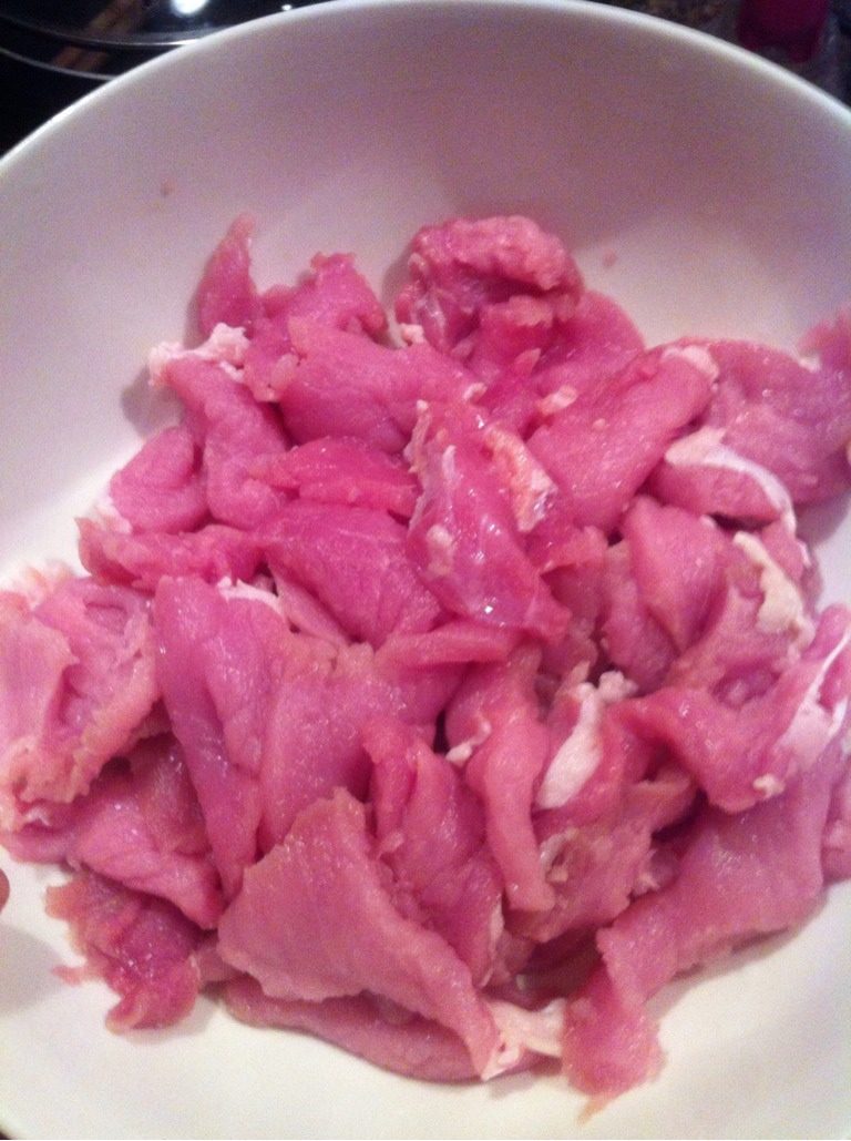 没有辣椒的水煮肉片,猪精瘦肉去皮洗净，切片，倒入<a style='color:red;display:inline-block;' href='/shicai/ 718'>料酒</a>，<a style='color:red;display:inline-block;' href='/shicai/ 788'>生抽</a>，盐，<a style='color:red;display:inline-block;' href='/shicai/ 134333'>黑胡椒</a>，淀粉，鸡蛋，<a style='color:red;display:inline-block;' href='/shicai/ 2794'>大蒜</a>沫，<a style='color:red;display:inline-block;' href='/shicai/ 110080'>鲜柠檬</a>汁，橄榄油，腌制20分钟。