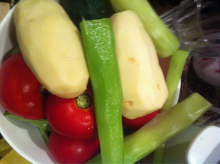 没有辣椒的水煮肉片,准备好<a style='color:red;display:inline-block;' href='/shicai/ 23'>土豆</a><a style='color:red;display:inline-block;' href='/shicai/ 124'>莴笋</a>去皮，<a style='color:red;display:inline-block;' href='/shicai/ 3551'>西红柿</a>，<a style='color:red;display:inline-block;' href='/shicai/ 234'>金针菇</a>，<a style='color:red;display:inline-block;' href='/shicai/ 54'>黄瓜</a>，<a style='color:red;display:inline-block;' href='/shicai/ 120'>豆芽</a>，<a style='color:red;display:inline-block;' href='/shicai/ 138'>大葱</a>，大蒜洗净