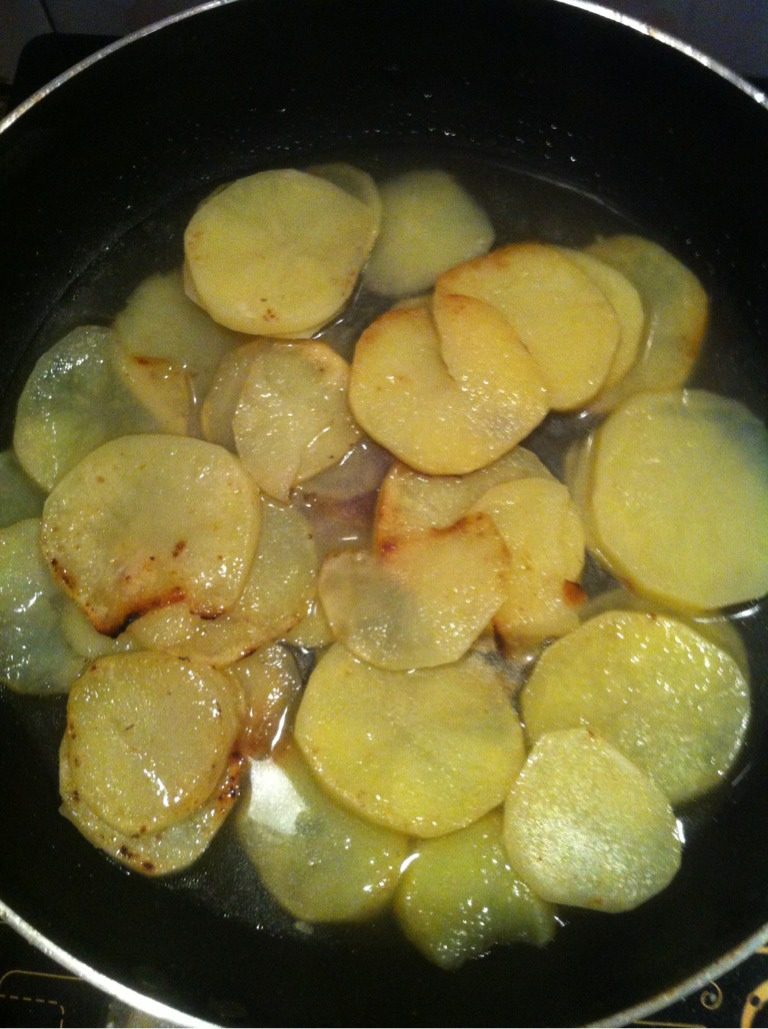 没有辣椒的水煮肉片,土豆切片，略微厚一点，煎炒至6分熟。