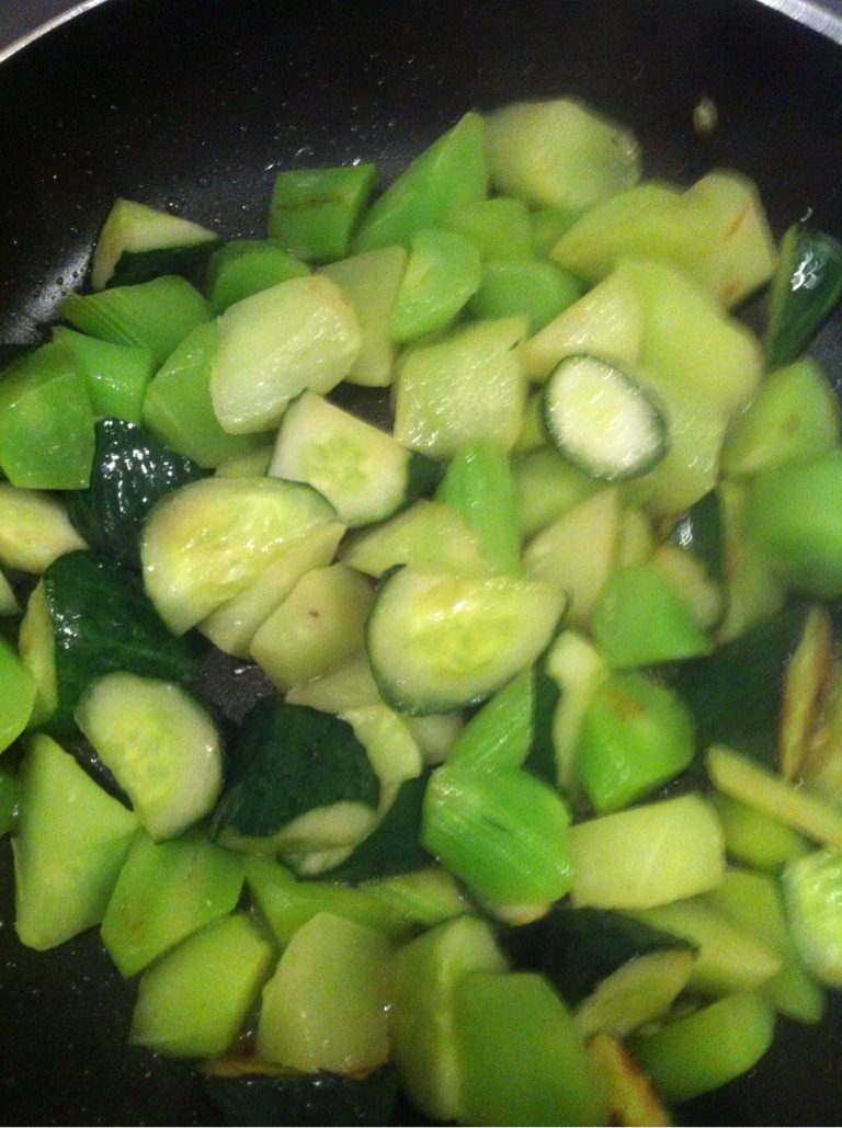 没有辣椒的水煮肉片,莴笋，黄瓜切块，炒至6分熟。