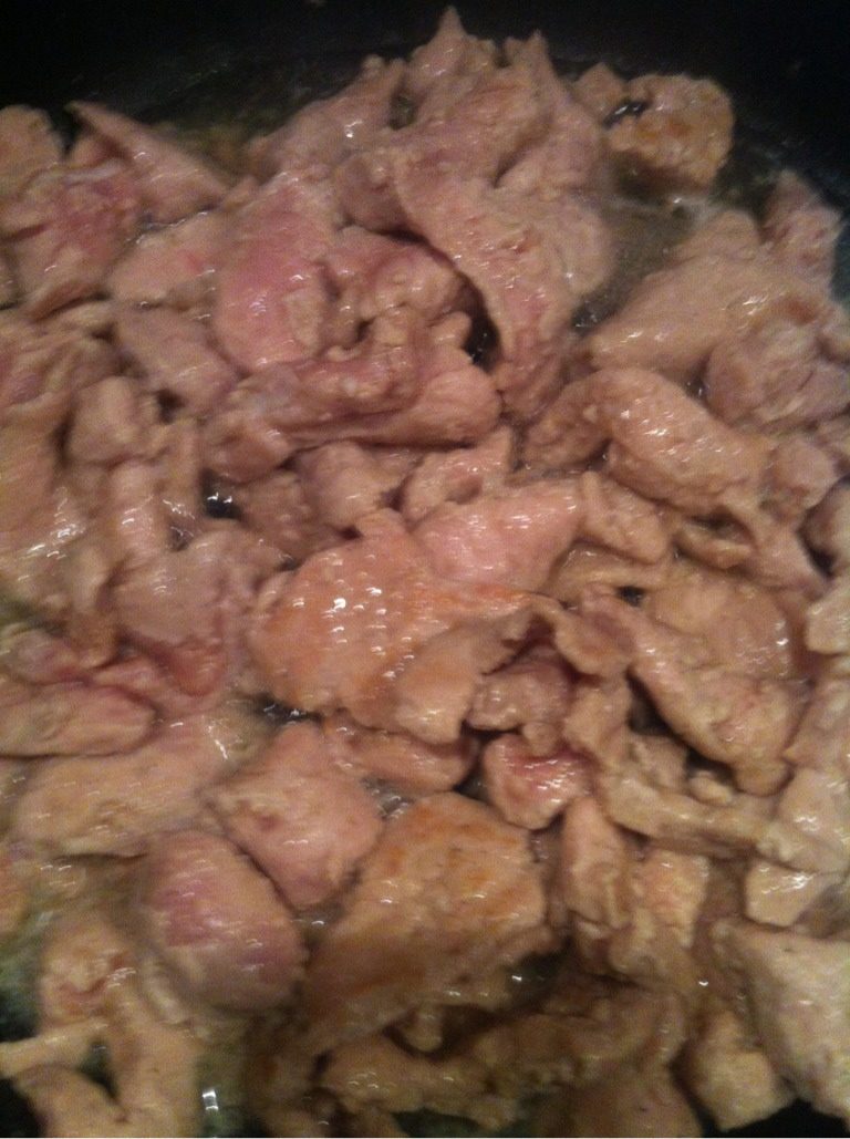 没有辣椒的水煮肉片,将腌制好的肉片翻炒直至熟透。备用。