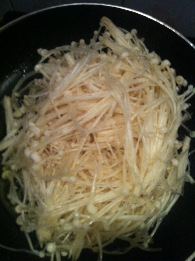 没有辣椒的水煮肉片,金针菇撕开炒制6分熟