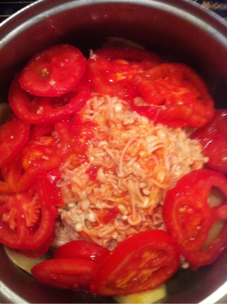 没有辣椒的水煮肉片,将所有蔬菜依次铺入汤锅，先后顺序依次为：黄瓜，莴笋，土豆，<a style='color:red;display:inline-block;' href='/shicai/ 121'>生菜</a>，豆芽，金针菇，西红柿，猪肉。然后放盐，放热开水，煮大概5分钟。