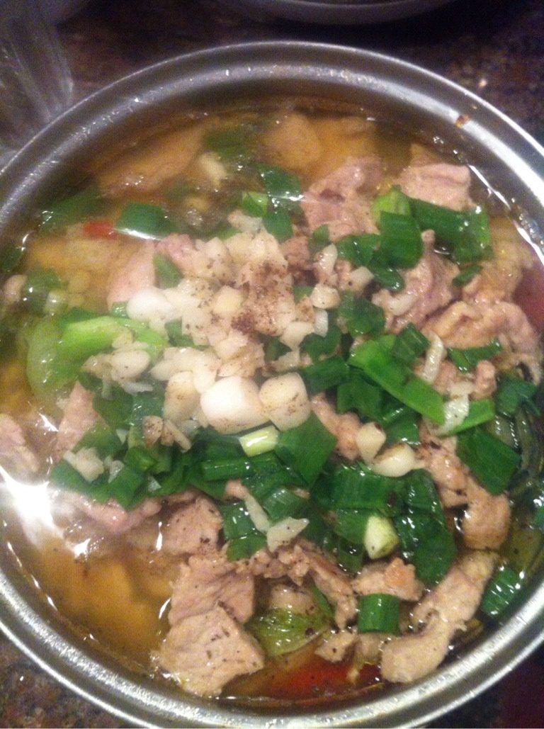 没有辣椒的水煮肉片,大蒜切沫，大葱切碎，撒在肉片上，色拉油小半碗熬热，直到冒出青烟，将热油浇在煮好的菜上，最后撒一点黑胡椒……yeah，完成！！！