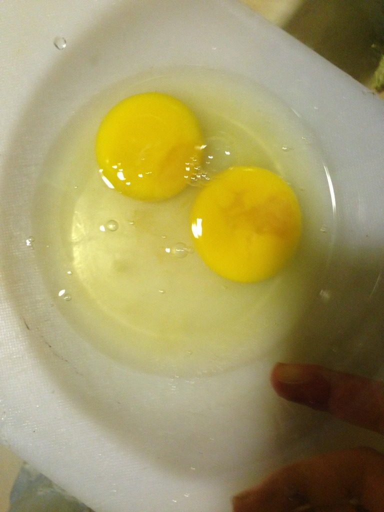 五彩缤纷的炒饭,冷藏后的米饭会一粒粒，倒入盆里，打入2<a style='color:red;display:inline-block;' href='/shicai/ 9'>鸡蛋</a>，混合一起。