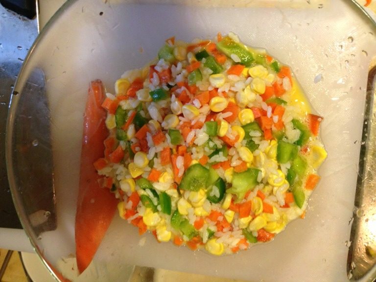 五彩缤纷的炒饭,切好丁的食材也一起和米饭、鸡蛋搅拌在一起