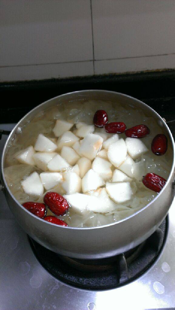 冰糖银耳雪梨,倒入雪梨后,再炖30分钟。