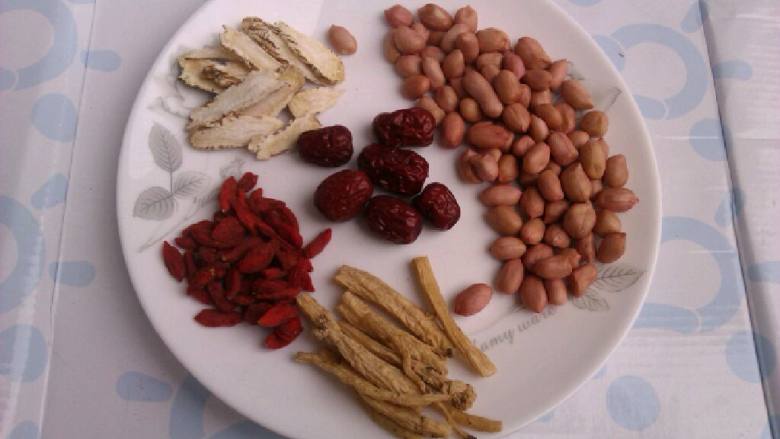 妈妈汤—药材鸡爪花生汤,1.拆开汤料包，花生要浸泡半个小时（这样煮起来容易酥软），当归和党参浸泡15分钟左右，杞子冲洗干净就可。
