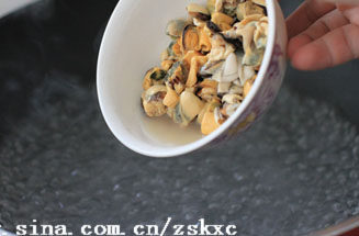 贻贝蛋羹,锅中倒入一大碗开水,将贻贝肉倒进去