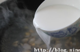 贻贝蛋羹,倒入水淀粉,一边搅拌,并加入适量盐调味
