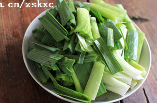 大蒜炒鸭肉,<a style='color:red;display:inline-block;' href='/shicai/ 2794'>大蒜</a>洗净,蒜白用刀背拍碎,切成4厘米左右的段状;