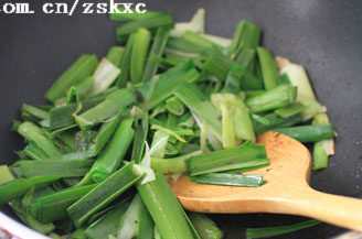 大蒜炒鸭肉,原锅炒蒜,先下蒜白,炒至软透,再下蒜叶,稍翻两下