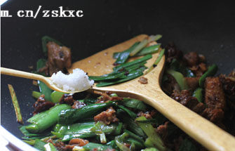 大蒜炒鸭肉,加<a style='color:red;display:inline-block;' href='/shicai/ 10588'>糖</a>和盐调味,翻炒后即可装盘食用