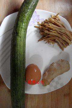 姜丝烩丝瓜,取出<a style='color:red;display:inline-block;' href='/shicai/ 17'>蛋清</a>备用