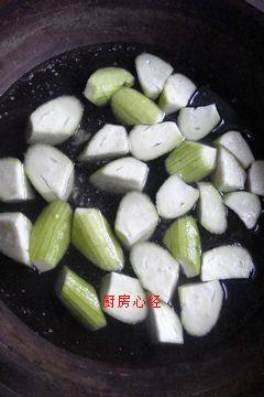 姜丝烩丝瓜,刮去皮的<a style='color:red;display:inline-block;' href='/shicai/ 57'>丝瓜</a>，切成滚刀块，入水焯烫1-2分钟，捞出立即放入凉水中