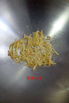 姜丝烩丝瓜,锅中放油，小火慢慢煸香姜丝，直到锅中的油，都变黄