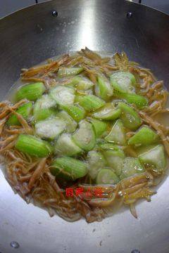 姜丝烩丝瓜,放入黄花菜；鸡汁；清水。改为大火，水烧开后，调入盐，放入丝瓜。清水要与丝瓜持平