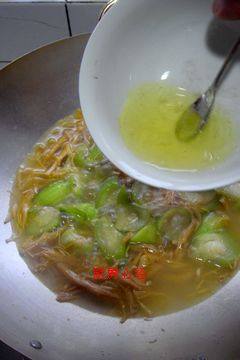 姜丝烩丝瓜,汤开后，用淀粉勾浓芡，慢慢搅匀，使汤汁呈米汤状，撒入一个调匀的蛋清，撒上<a style='color:red;display:inline-block;' href='/shicai/ 847'>香油</a>，几个<a style='color:red;display:inline-block;' href='/shicai/ 673'>枸杞</a>即可出锅。