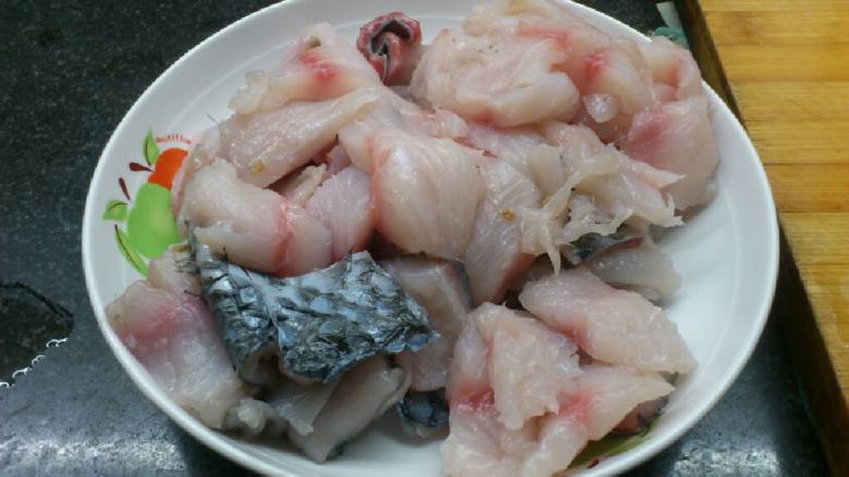 番茄鱼片,鱼片内放入少许盐，<a style='color:red;display:inline-block;' href='/shicai/ 720'>胡椒粉</a>，<a style='color:red;display:inline-block;' href='/shicai/ 718'>料酒</a>，<a style='color:red;display:inline-block;' href='/shicai/ 17'>蛋清</a>，<a style='color:red;display:inline-block;' href='/shicai/ 702'>泡打粉</a>，淀粉上浆抓匀，放十分钟。