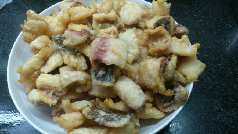 番茄鱼片,锅内留底油，放入蕃茄沙司，小火炒出红油，放<a style='color:red;display:inline-block;' href='/shicai/ 10588'>糖</a>，盐，<a style='color:red;display:inline-block;' href='/shicai/ 756'>鸡精</a>，<a style='color:red;display:inline-block;' href='/shicai/ 715'>白醋</a>，加点簿芡。