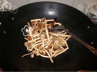 黑椒茶树菇炒牛柳,另起一炒锅,放入一点点油,加入红椒粒、姜丝、蒜末爆香,再加入茶树菇,炒个三分钟左右至茶树菇稍变软,调入适量的盐和生抽,翻炒均匀