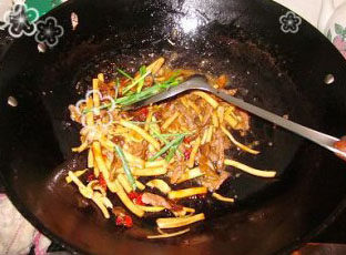 黑椒茶树菇炒牛柳,再加入事先炒好的牛肉丝,加1勺<a style='color:red;display:inline-block;' href='/shicai/ 7633'>黑胡椒酱</a>,再放入葱段,快速翻炒均匀