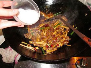 黑椒茶树菇炒牛柳,最后加入一点淀粉水,收浓汁即可出锅