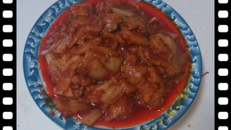 辣白菜炒五花肉,3、放入辣白菜和姜片,煸炒出红油后倒入少许泡菜汤、加入一小勺<a style='color:red;display:inline-block;' href='/shicai/ 8426'>韩式辣酱</a>、少许鸡精后继续煸炒均匀即可。