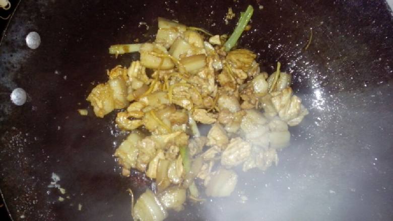 黄豆炒肉,下肉片翻炒全部变色(大概1分半钟左右)加生抽(要放够咸了,不用加盐)炒几下,加一点水翻炒至熟(不用上盖)上碟备用