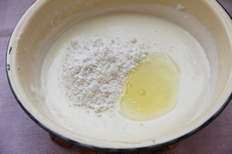 南洋风味的奶酪蛋糕——椰香奶酪蛋糕 ,离开热水,待降温后分别加入低筋面粉及蛋白,用打蛋器搅拌成均匀的奶酪糊。
