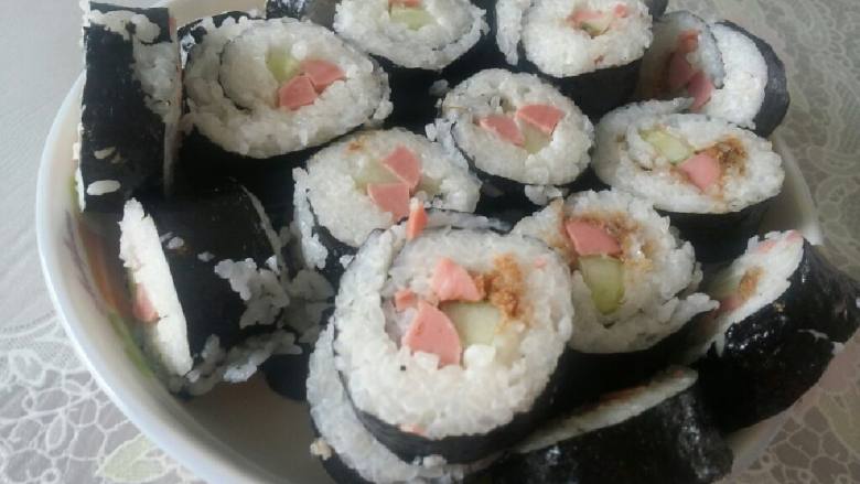 环保紫菜包饭<怀念家驹二十载>,然后开始卷，一定要压的很紧，卷一下用手攥一下，然后卷号后用刀切成小块就行啦！！