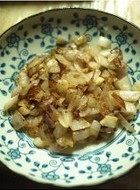 香菇卤肉饭,锅内倒入油,中火烧热,5成热时放入洋葱碎,不断翻炒,煸炒至微焦盛出备用。