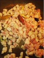 香菇卤肉饭,锅里放少许油烧热后煸香所有辅料,下肉丁煸炒至变色出油。