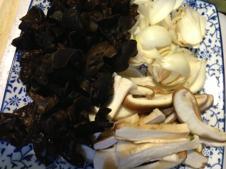 炒杂菜,<a style='color:red;display:inline-block;' href='/shicai/ 233'>木耳</a>、<a style='color:red;display:inline-block;' href='/shicai/ 36'>百合</a>、<a style='color:red;display:inline-block;' href='/shicai/ 230'>香菇</a>