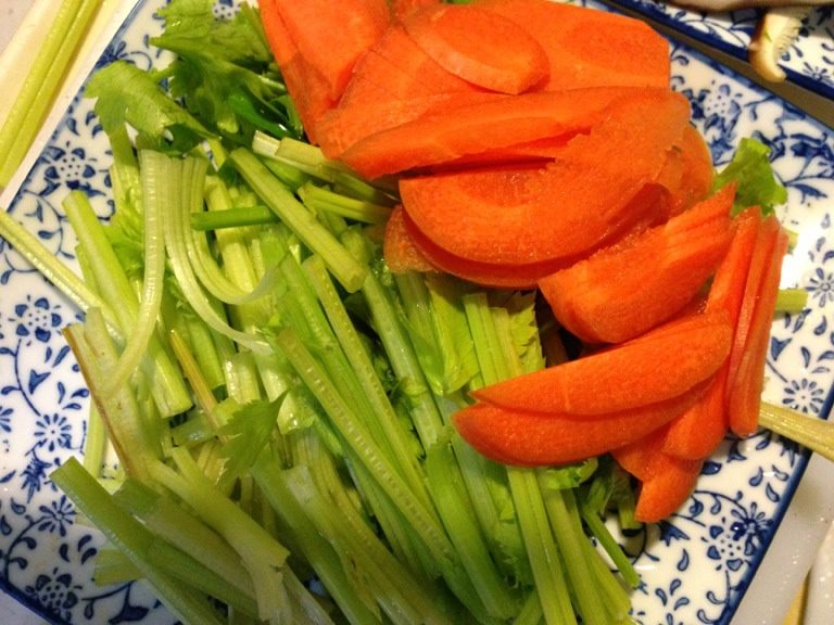 炒杂菜,<a style='color:red;display:inline-block;' href='/shicai/ 143'>西芹</a>、<a style='color:red;display:inline-block;' href='/shicai/ 25'>胡萝卜</a>所以的料备好