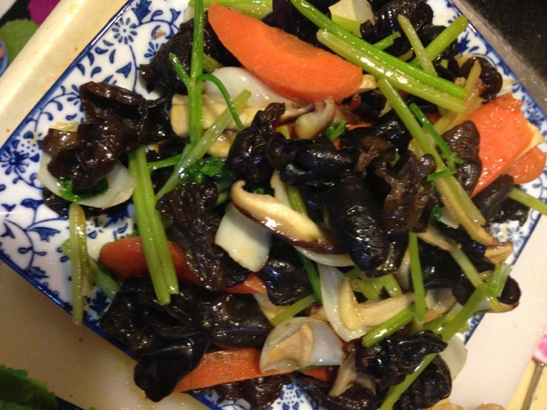 炒杂菜,锅里入油、下葱姜蒜，下食材胡萝卜先炒1分钟、再下其它食材，加盐、酱油翻炒。翻炒几分就OK啦