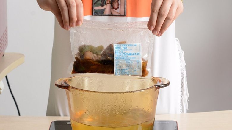 红烧鸡腿盖浇饭,料理包放入开水中水煮加热15分钟