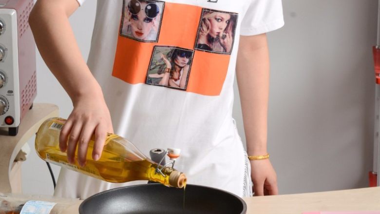 红烧鸡腿盖浇饭,平底锅烧热后加入适量食用油