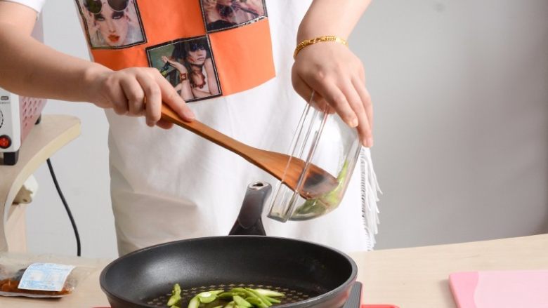 红烧鸡腿盖浇饭,倒入芦笋翻炒片刻