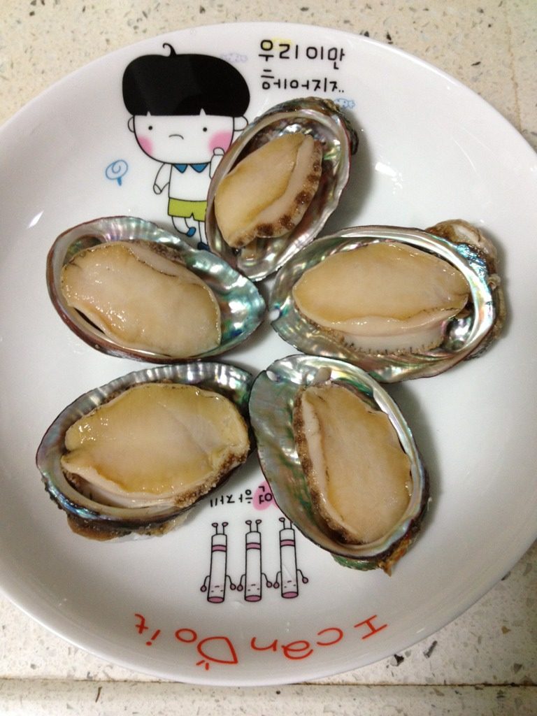 蒸鲍鱼仔,将鲍鱼仔清洗干净，摆好。