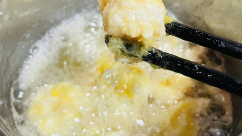 沙拉芥末酱虾球,等油温升高后再大火复炸一下,逼出虾里面的油。