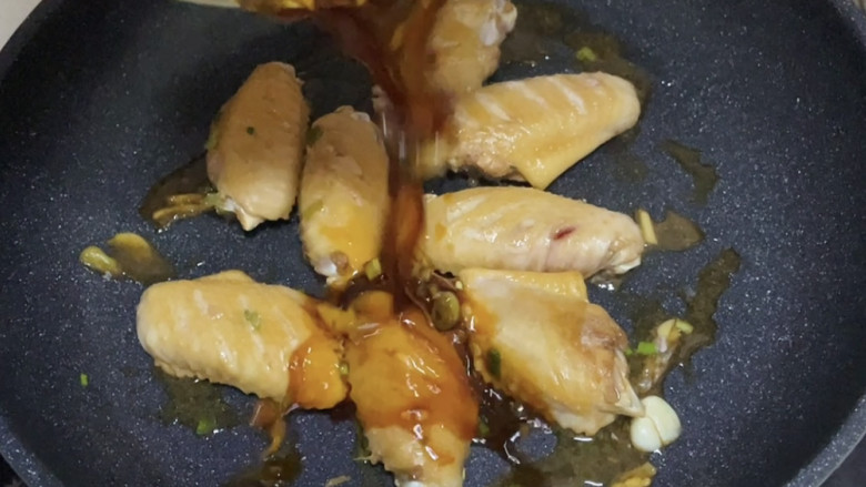 蜂蜜鸡翅,再倒入刚腌制鸡翅剩下的料汁,再加入一碗开水