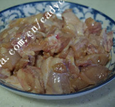 左宗棠鸡,鸡腿解冻后，剔骨，切成小块，加入<a style='color:red;display:inline-block;' href='/shicai/ 762'><a style='color:red;display:inline-block;' href='/shicai/ 762'>老抽</a></a>一勺，<a style='color:red;display:inline-block;' href='/shicai/ 718'>料酒</a>一勺，全蛋液一勺，淀粉一勺半,搅拌均匀腌制15-30分钟左右
