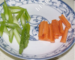 左宗棠鸡,<a style='color:red;display:inline-block;' href='/shicai/ 122'>芦笋</a>削掉根部的皮切小段，<a style='color:red;display:inline-block;' href='/shicai/ 25'>胡萝卜</a>切成小条备用