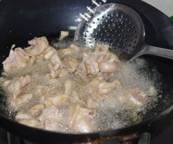 左宗棠鸡,锅子中加入油，鸡腿稍微沥干下水分，加一小勺色拉油进去，搅拌均匀（可以防止入锅炸的时候结块）