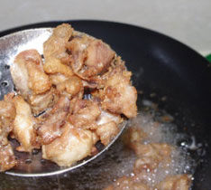 左宗棠鸡,鸡肉炸到金黄色，捞出控干油份，锅子中留少许底油