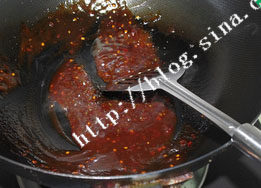 左宗棠鸡,芦笋和胡萝卜焯水后过冷水，油锅加热，加入调好的酱汁稍微炒一下，再加入小半碗的水稀释下酱汁。